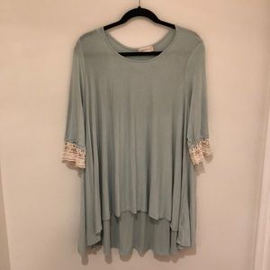Altar’d State Mint & Lace high/low shirt